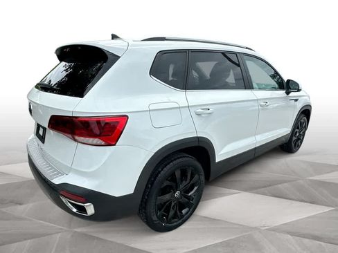 Used 2022 Volkswagen Taos SE w/ Panoramic Sunroof Package FWD image 8