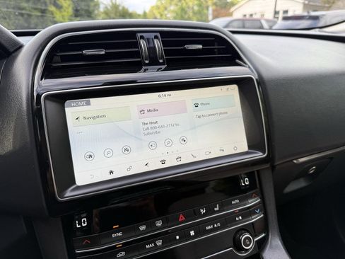 Used 2019 Jaguar F-PACE Premium image 38