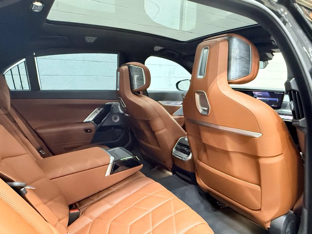 Used 2023 BMW i7 xDrive60 AWD/4WD image 45