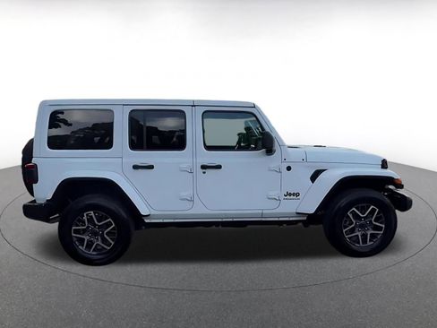 Used 2025 Jeep Wrangler Unlimited Sahara AWD/4WD image 16