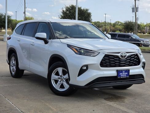 Used 2025 Toyota Highlander LE FWD image 2