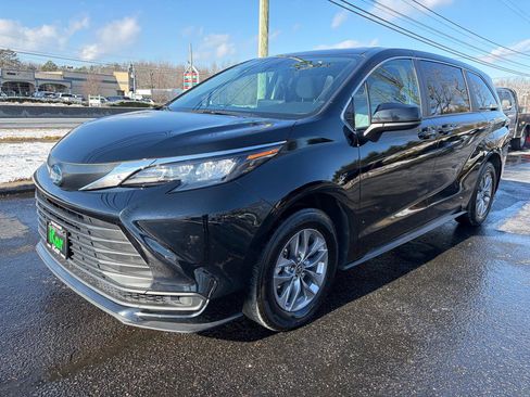 Used 2024 Toyota Sienna LE image 2