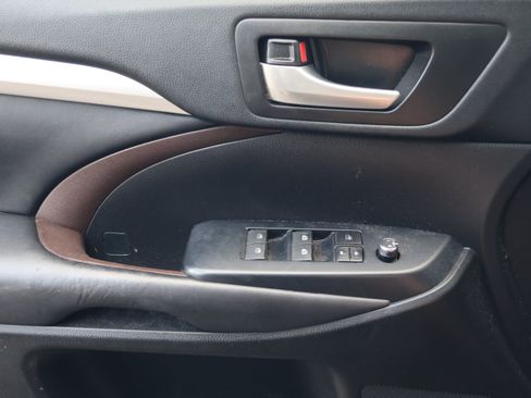 Used 2019 Toyota Highlander XLE FWD image 9