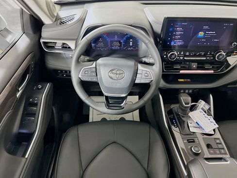 Certified 2025 Toyota Highlander Limited AWD/4WD image 21