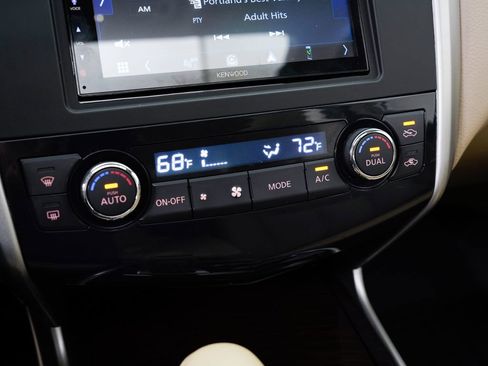 Used 2013 Nissan Altima 2.5 SL w/ Technology Pkg FWD image 18
