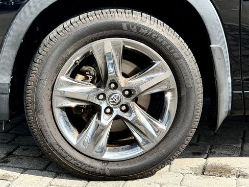 Used 2017 Toyota Highlander Limited Platinum image 12