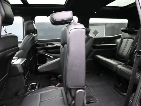 Used 2025 Jeep Wagoneer Series III w/ Premium Group I AWD/4WD image 29