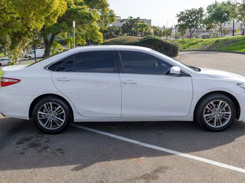 Used 2017 Toyota Camry SE image 3