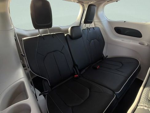 Used 2024 Chrysler Pacifica Limited image 13