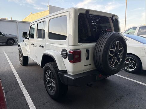 Used 2025 Jeep Wrangler Unlimited Sahara AWD/4WD image 6