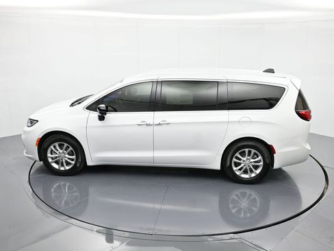New 2026 Chrysler Pacifica Select FWD image 33