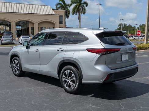Used 2022 Toyota Highlander XLE FWD image 4