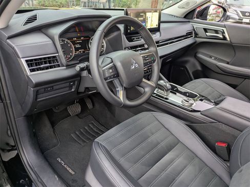 Used 2025 Mitsubishi Outlander SE image 18
