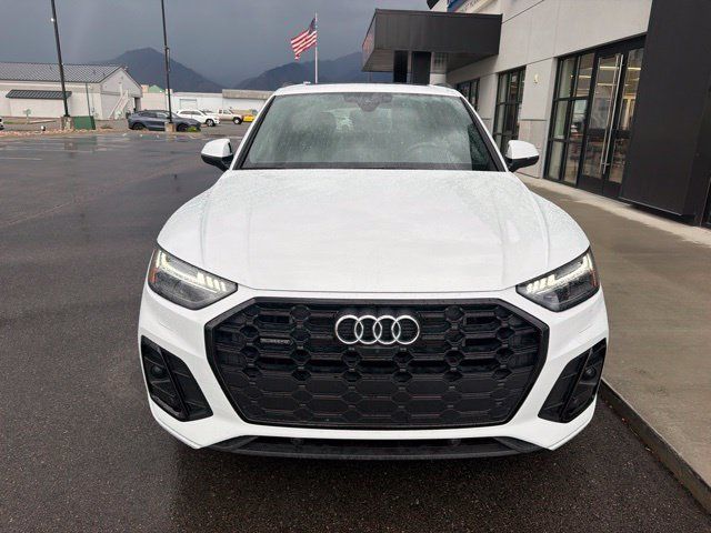 Used 2023 Audi Q5 e Prestige AWD/4WD image 2