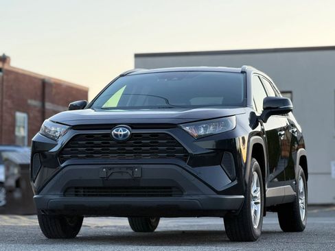 Used 2019 Toyota RAV4 LE w/ Carpet Mat Package AWD/4WD image 15