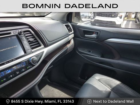 Used 2017 Toyota Highlander SE image 19