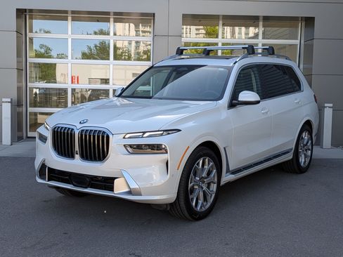 Used 2024 BMW X7 xDrive40i w/ Premium Package AWD/4WD image 8