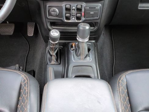 Used 2023 Jeep Gladiator Overland AWD/4WD image 19