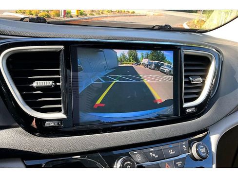 Used 2024 Chrysler Pacifica Touring-L FWD image 21