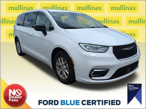 Used 2024 Chrysler Pacifica Touring-L FWD image 1