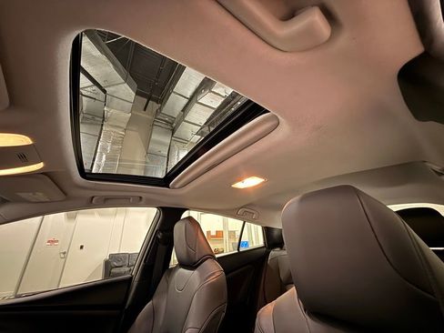 Used 2017 Toyota Prius Four w/ Premium Convenience Package image 17