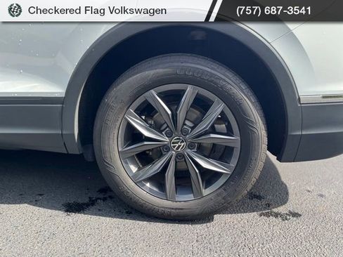 Used 2024 Volkswagen Tiguan SE w/ Panoramic Sunroof Package AWD/4WD image 9