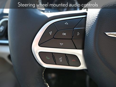 Used 2024 Chrysler Pacifica Touring-L image 11