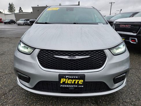 Used 2024 Chrysler Pacifica Touring-L image 7