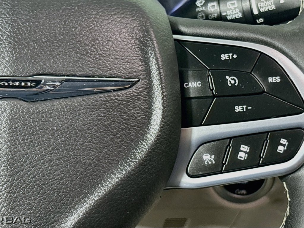 Used 2024 Chrysler Pacifica Touring-L FWD image 17