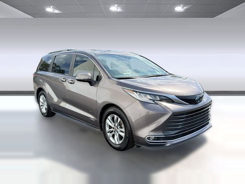 Certified 2021 Toyota Sienna Limited FWD image 6