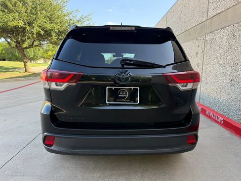 Used 2019 Toyota Highlander SE w/ Nightshade Edition FWD image 5