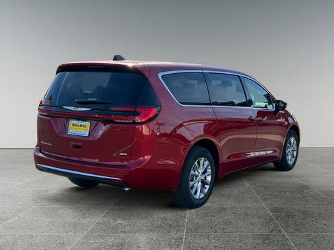New 2026 Chrysler Pacifica Select image 5