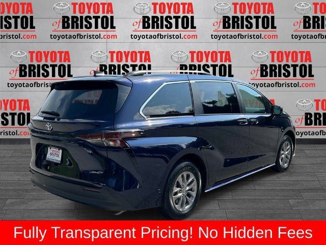 Used 2026 Toyota Sienna LE FWD image 3