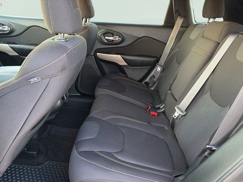 Used 2017 Jeep Cherokee Latitude w/ Cold Weather Group AWD/4WD image 23