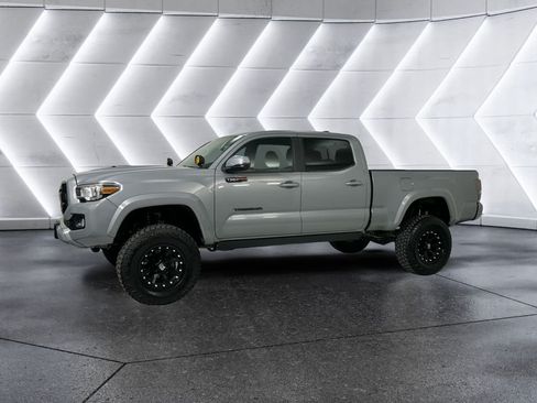 Used 2020 Toyota Tacoma TRD Sport w/ Technology Package AWD/4WD image 3