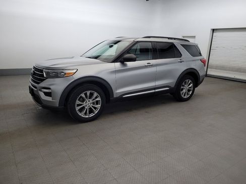 Used 2022 Ford Explorer XLT w/ Equipment Group 202A AWD/4WD image 2