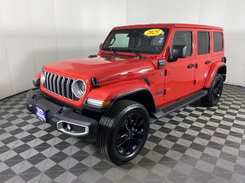 Used 2025 Jeep Wrangler Unlimited Sahara AWD/4WD image 10