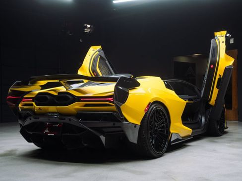 Used 2024 Lamborghini Revuelto AWD/4WD image 21