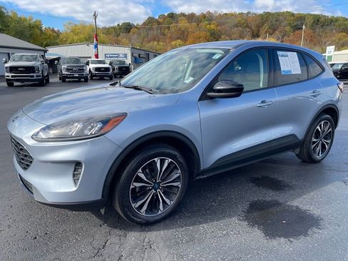 Used 2022 Ford Escape SE w/ SE Sport Appearance Package image 2