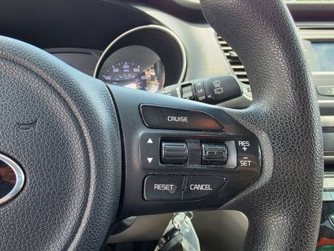 Used 2015 Kia Sedona LX w/ LX Convenience Package FWD image 18