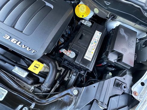 Used 2015 Chrysler Town & Country Limited image 32