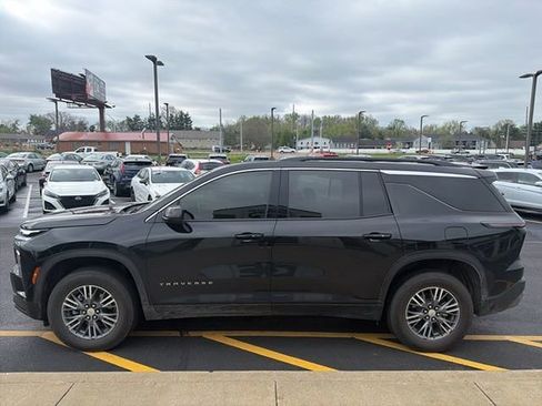 Used 2025 Chevrolet Traverse LT image 3