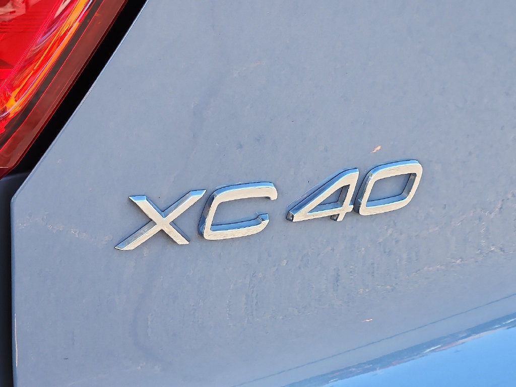 Used 2021 Volvo XC40 T5 Momentum w/ Premium Package AWD/4WD image 29
