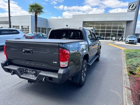 Used 2018 Toyota Tacoma TRD Sport AWD/4WD image 7
