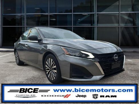 Used 2024 Nissan Altima 2.5 SV FWD image 1
