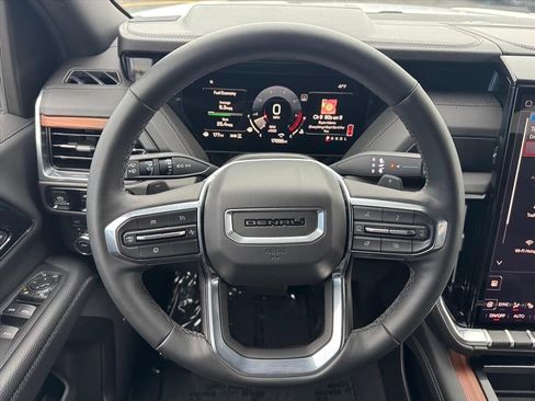 Used 2025 GMC Yukon XL Denali image 9