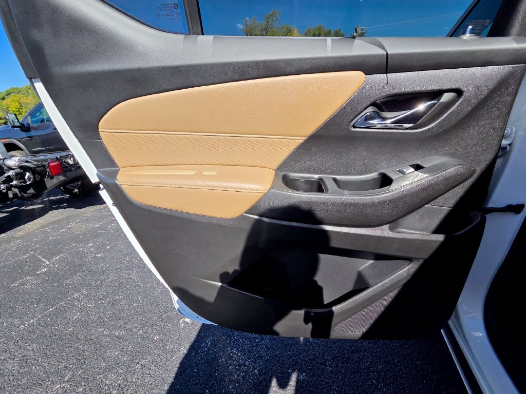 Used 2023 Chevrolet Traverse Premier FWD image 27