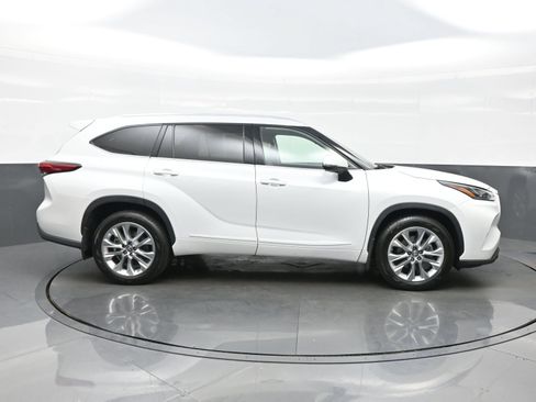 Used 2022 Toyota Highlander Limited AWD/4WD image 7