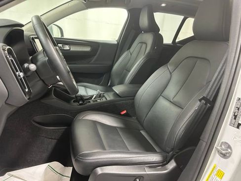 Used 2025 Volvo XC40 B5 Core image 7