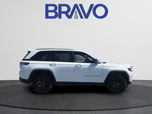 Used 2025 Jeep Grand Cherokee Altitude AWD/4WD image 3